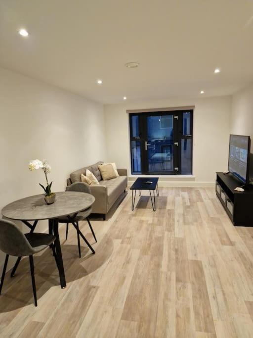 Modern-New Build Apartment In Бирмингем Экстерьер фото