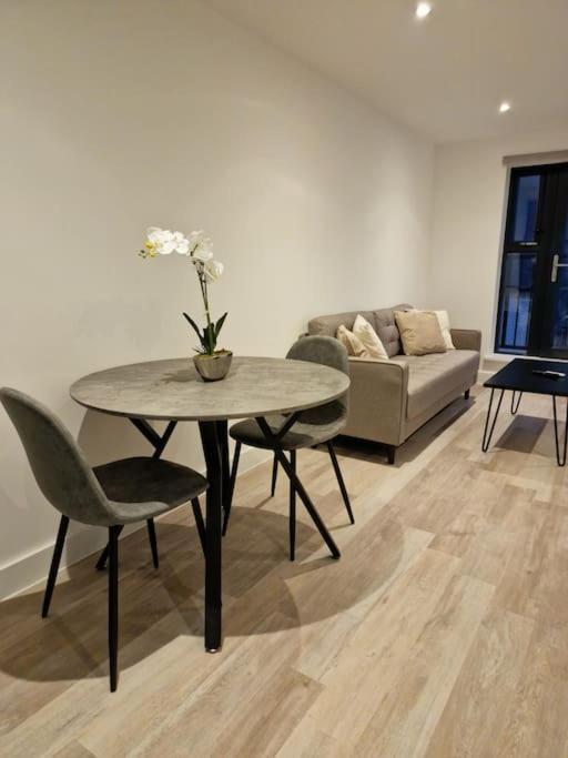 Modern-New Build Apartment In Бирмингем Экстерьер фото